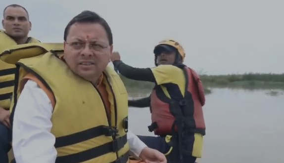 भारी बारिश के बीच सबसे पहले आपदा प्रभावित क्षेत्रों में पहुंचते हैं मुख्यमंत्री पुष्कर सिंह धामी